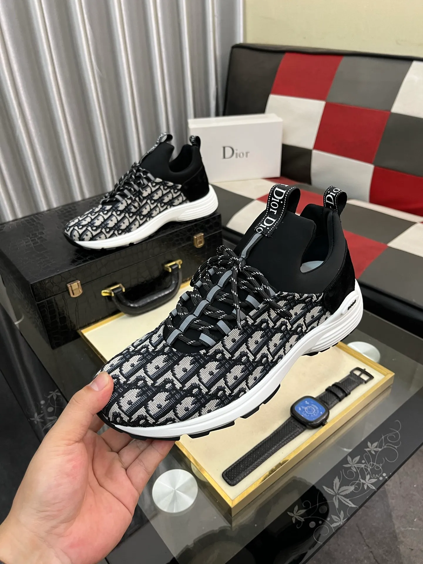 Men's Men's Shoes💰440⌚️⌚️ Dior's casual and sporty style combines the elements of dad's bag-soled shoes, successfully breaking through the dad shoe style that has been on the streets in recent years, and becoming a beautiful landscape in luxury goods. The fabric is high mercerized with breathable mesh, and the mesh on both sides of the shoe is made of three layers of composite technology. The bottom process uses package molding fabrics: imported high mercerized 🐂 cowhide stitching with original customized D-shaped mesh code number: 38-443️⃣Colors available